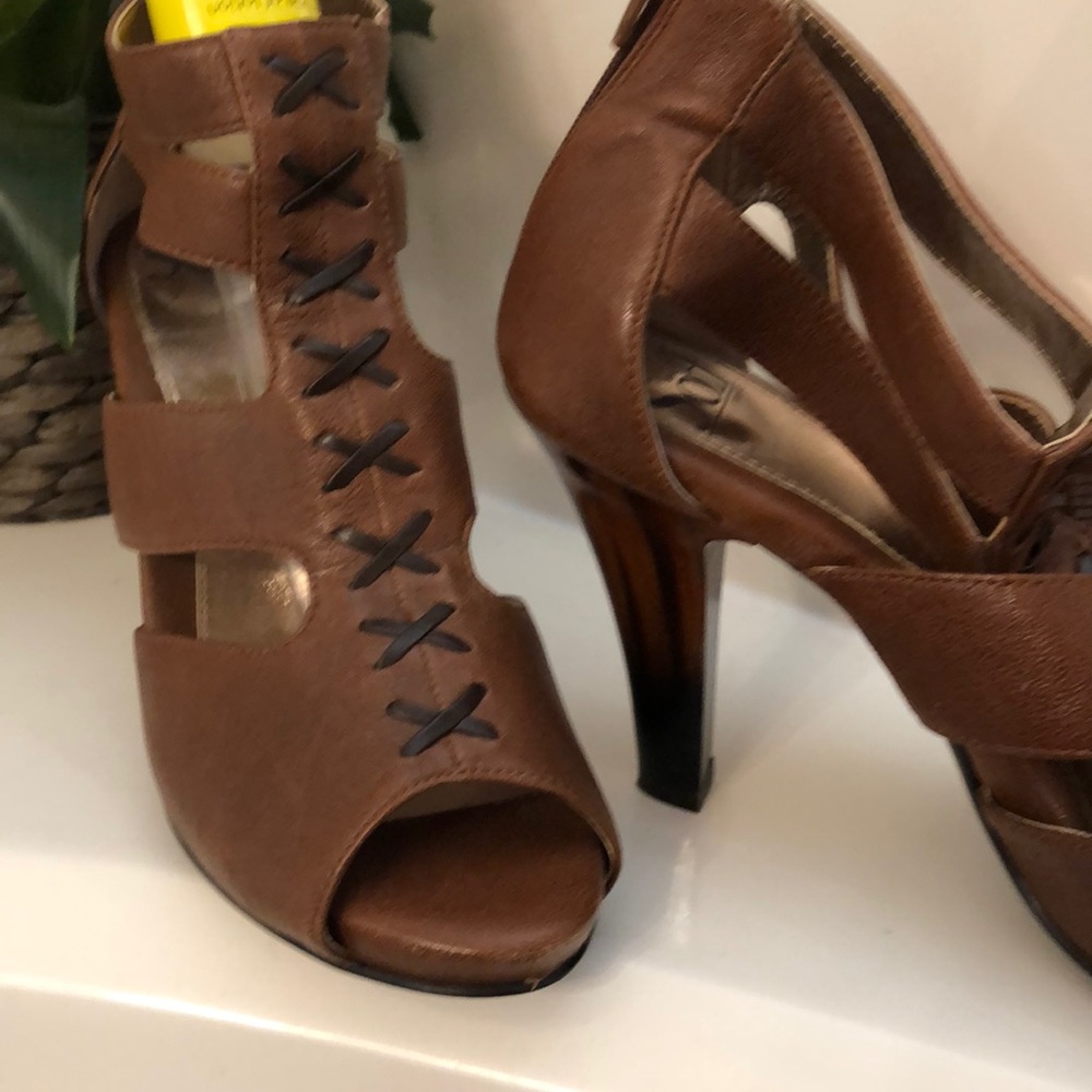 Women’s heeled sandals